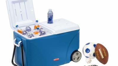 A Rubbermaid ice chest with the lid closed